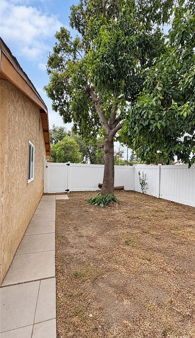 2 bed, 800 sqft, $3,195 — Photo 3