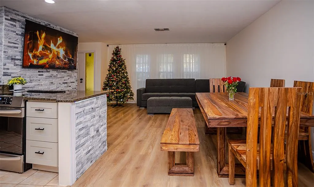 3 bed, 2.0 bath, 1307 sqft, $2,900 — Photo 4