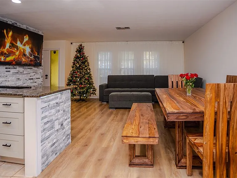 2719 Forest Knoll Dr — Photo 4