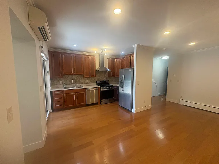 34-27 Crescent St #2 — Photo 2