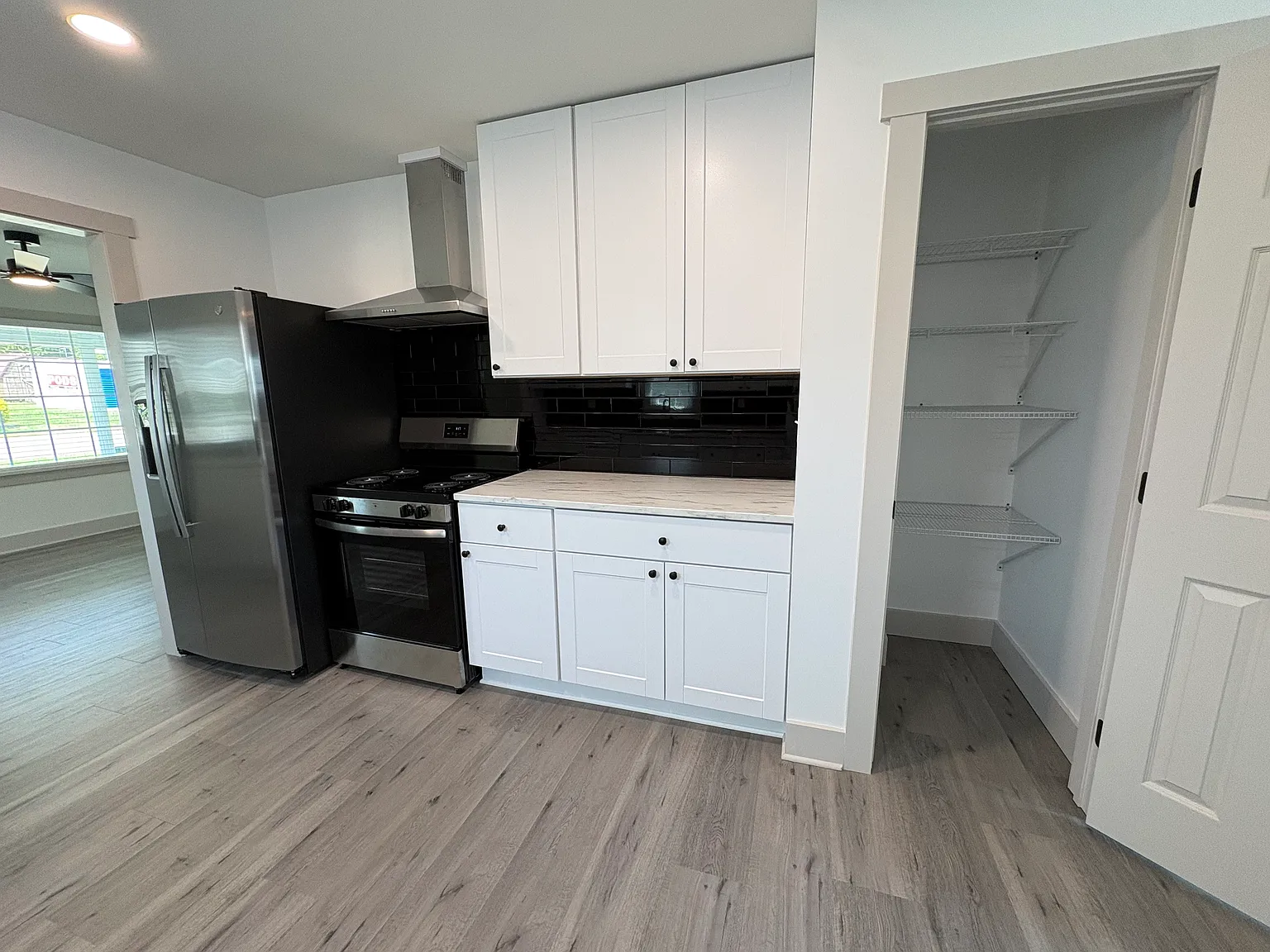 2 bed, 1050 sqft, $1,900 — Photo 4