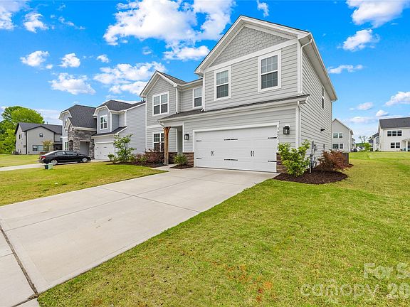 3rd image of 3823 Dahlia Dr