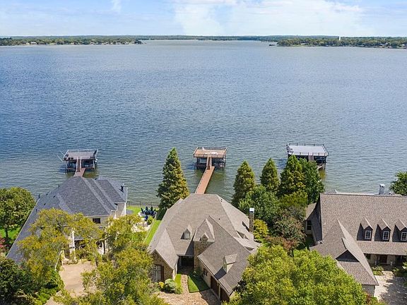 3rd image of 234 Saint Andrews Dr E