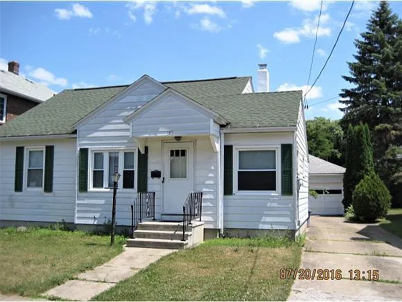 142 Crary Ave photo 1