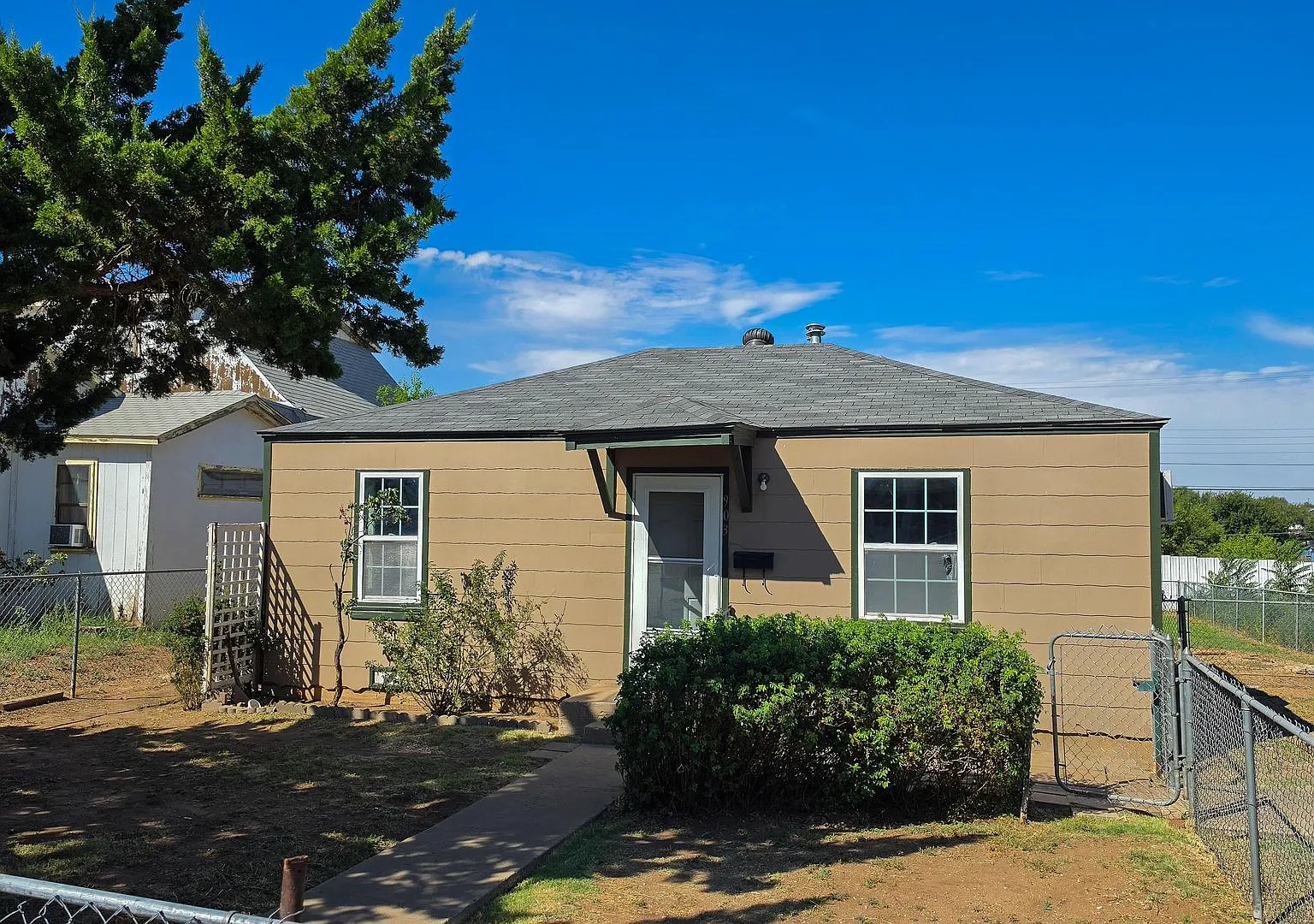 903 N Virginia 2 Bed / 1 Bath $900/month — Photo 1
