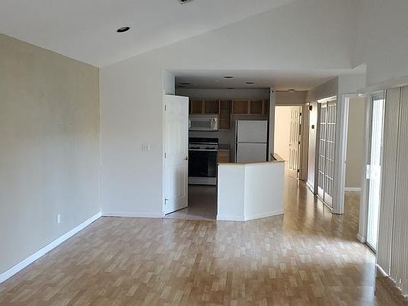 2nd image of 17 Commodore Cir