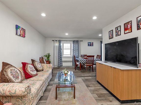 3rd image of 220 Crown Avenue