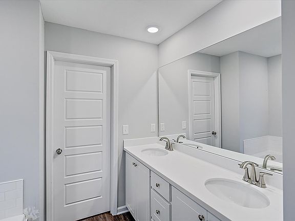 5th image of 606 Diamond Way
