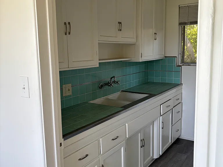 3208 S Barrington Ave #G — Photo 2