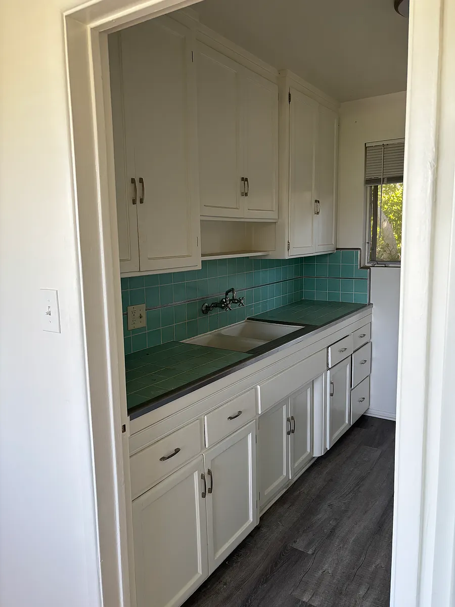 Building Photo - 3208 S Barrington Ave #G