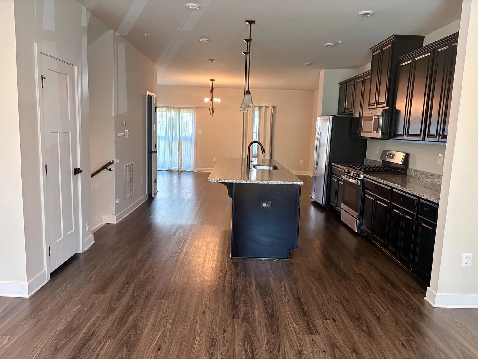 3 bed, 3.5 bath, 2412 sqft, $3,350 — Photo 3