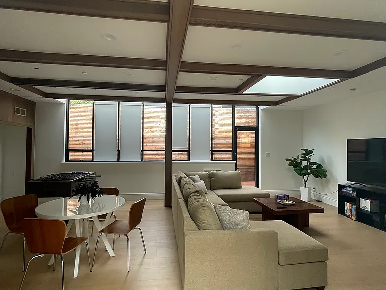 2822 Van Ness Ave — Photo 12