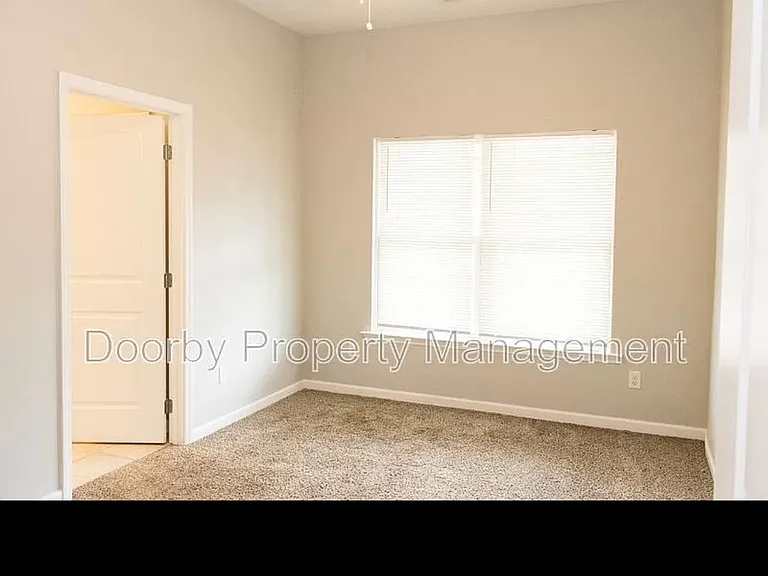 1044 Flynn St — Photo 4