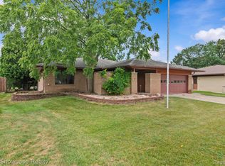 43351 Aspen Dr, Sterling Heights, MI 48313