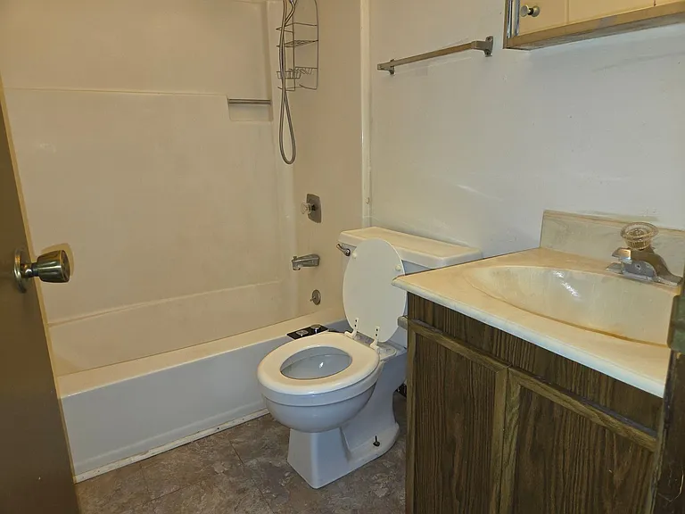306 Southampton Dr — Photo 11