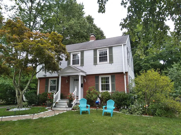 894 Windsor Ave — Photo 1