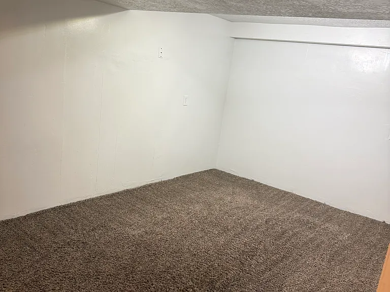 6478 S 2200 W — Photo 9