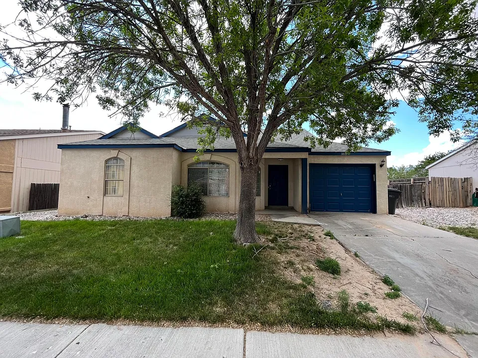 1416 Lupine Dr NE