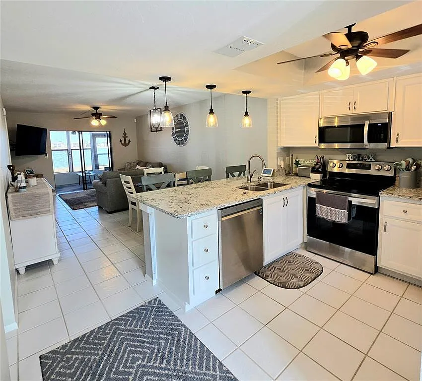 2 bed, 2.0 bath, 886 sqft, $1,700 — Photo 3