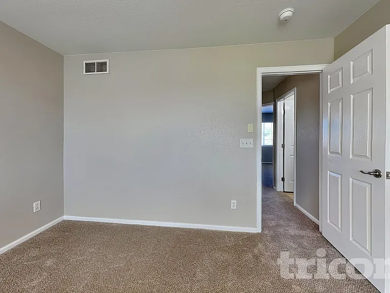 214 Straw Ct — Photo 6