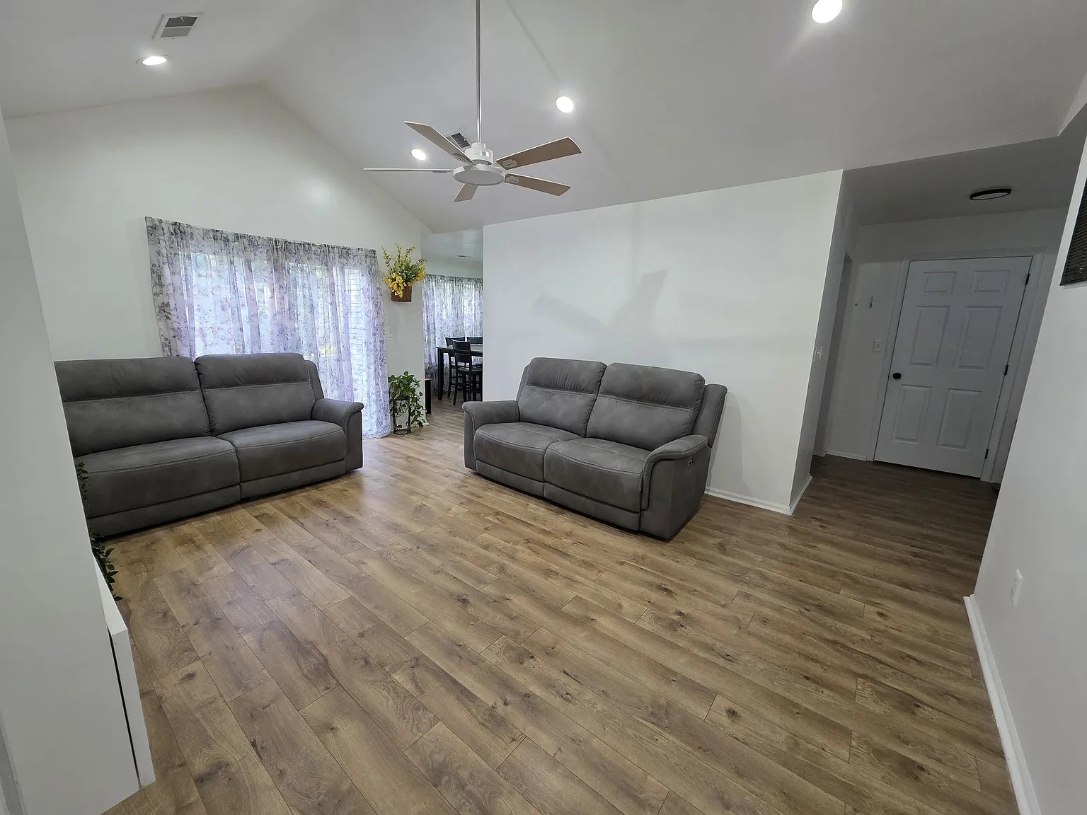 2 bed, 1228 sqft, $2,800 — Photo 3