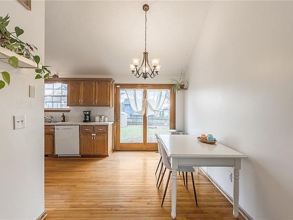 5th image of 527 Lauren St