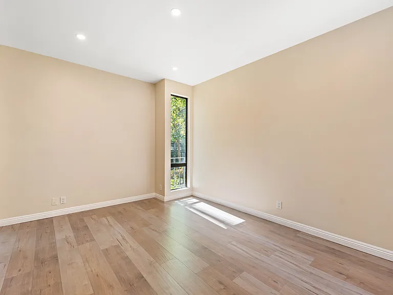 5340 Yarmouth Ave #108 — Photo 21