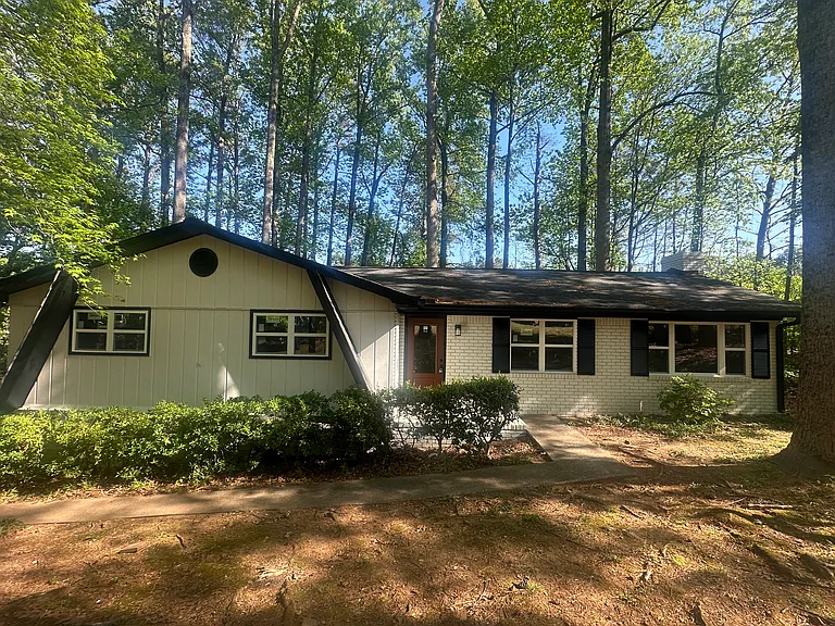 200 Stockwood Dr — Photo 2