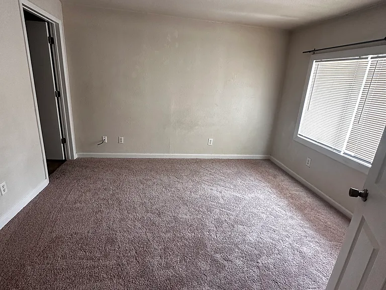 304 Elbert Ln — Photo 9