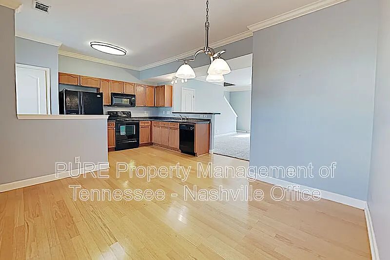2 bed, 2.5 bath, 1332 sqft, $1,765 — Photo 2