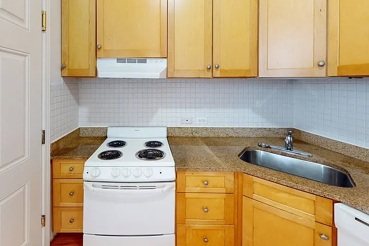 Kenwood Court — Photo 13