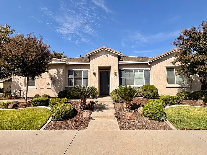3 bed, 2.0 bath, 1240 sqft, $2,695 — Photo 2