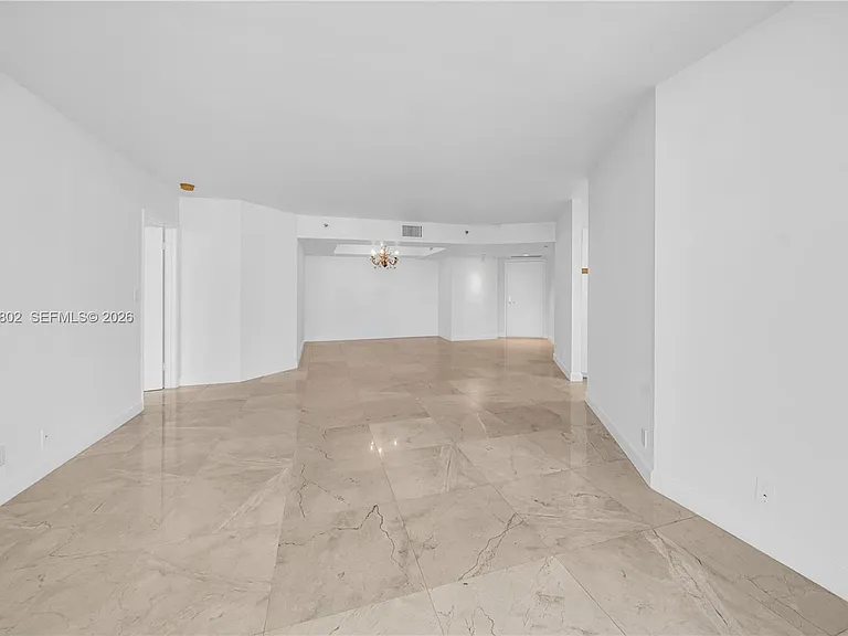3600 Mystic Pointe Dr #1816 — Photo 4