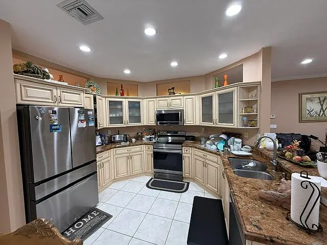 4 bed, 2.5 bath, 2639 sqft, $4,000 — Photo 3