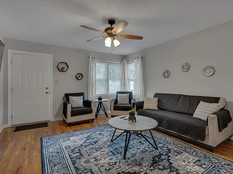 815 W Markham Ave #B — Photo 3