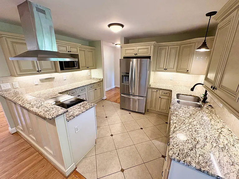 1233 Plymouth Ave — Photo 10