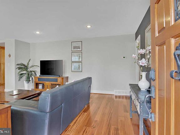5th image of 111 Kenwood Dr