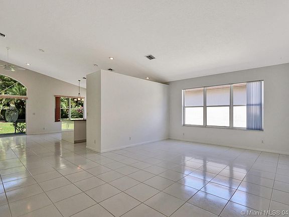 5th image of 10307 Utopia Cir N