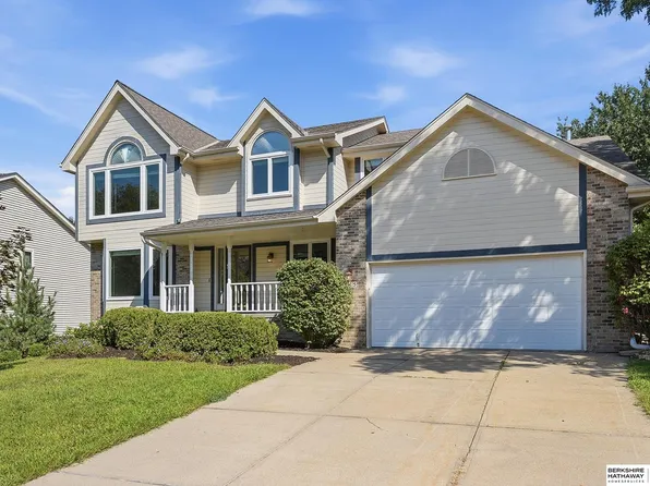815 Magnolia Dr, Papillion, NE 68046