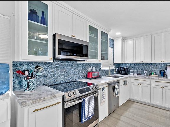 2nd image of 210 W Gardenia St #12