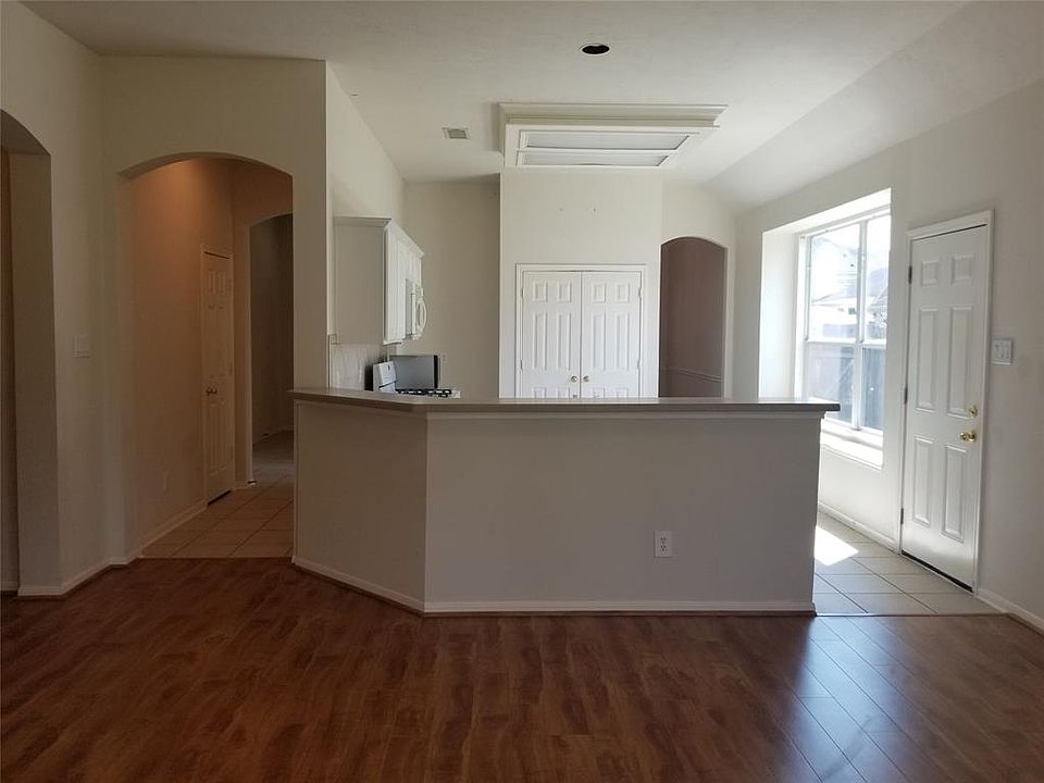 1st image of 4903 Falls Cir