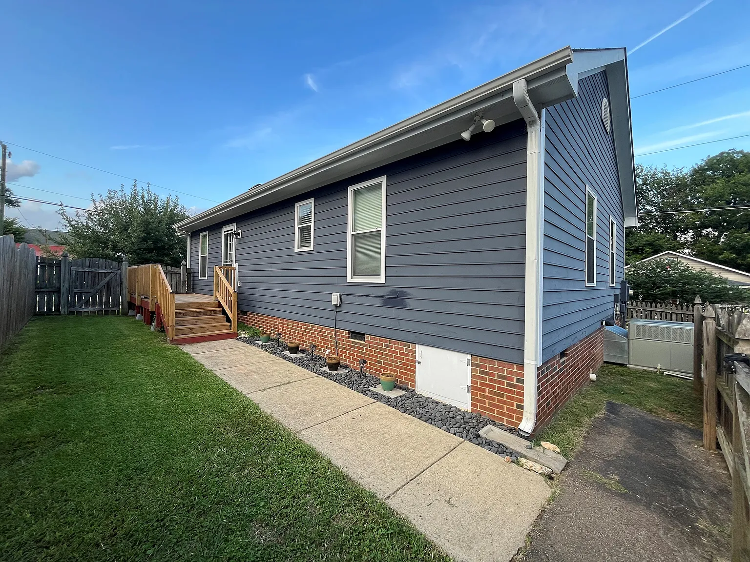 3 bed, 1120 sqft, $1,900 — Photo 3