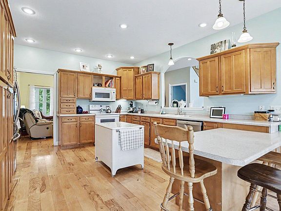 5th image of 688 Ladyman Rd