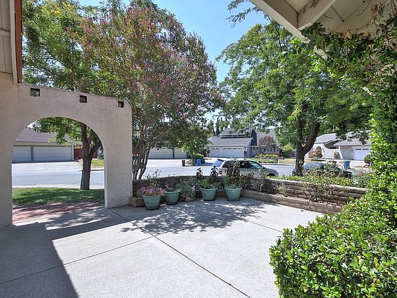 3rd image of 936 Avondale Ct