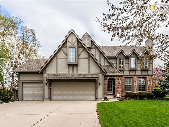 Stunning classy 2 story in a top cul-de-sac in Briarwood Subdivision