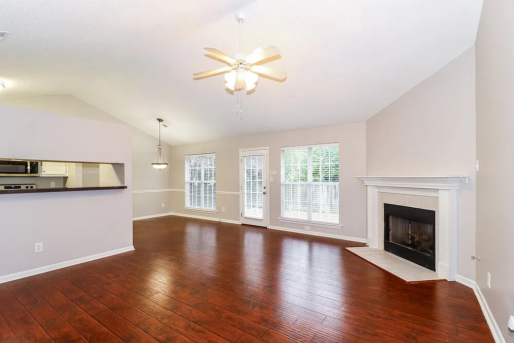 3 bed, 2.0 bath, 1331 sqft, $1,805 — Photo 4