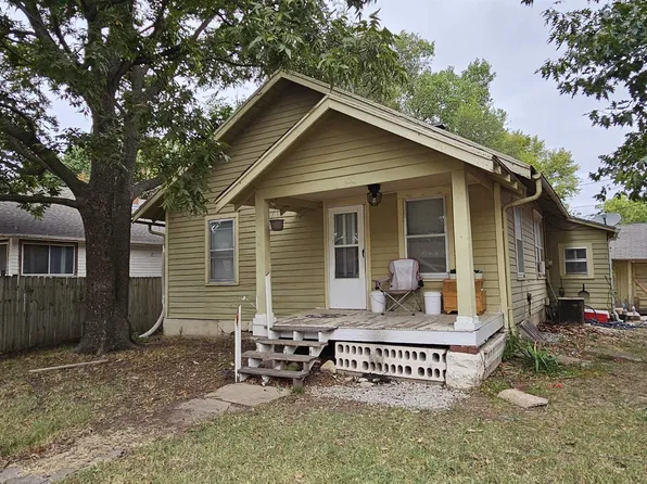 820 E 3rd Ave, Winfield, KS 67156