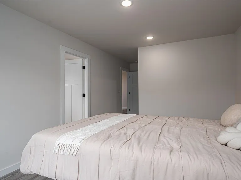 409 E 20th St #14 — Photo 7