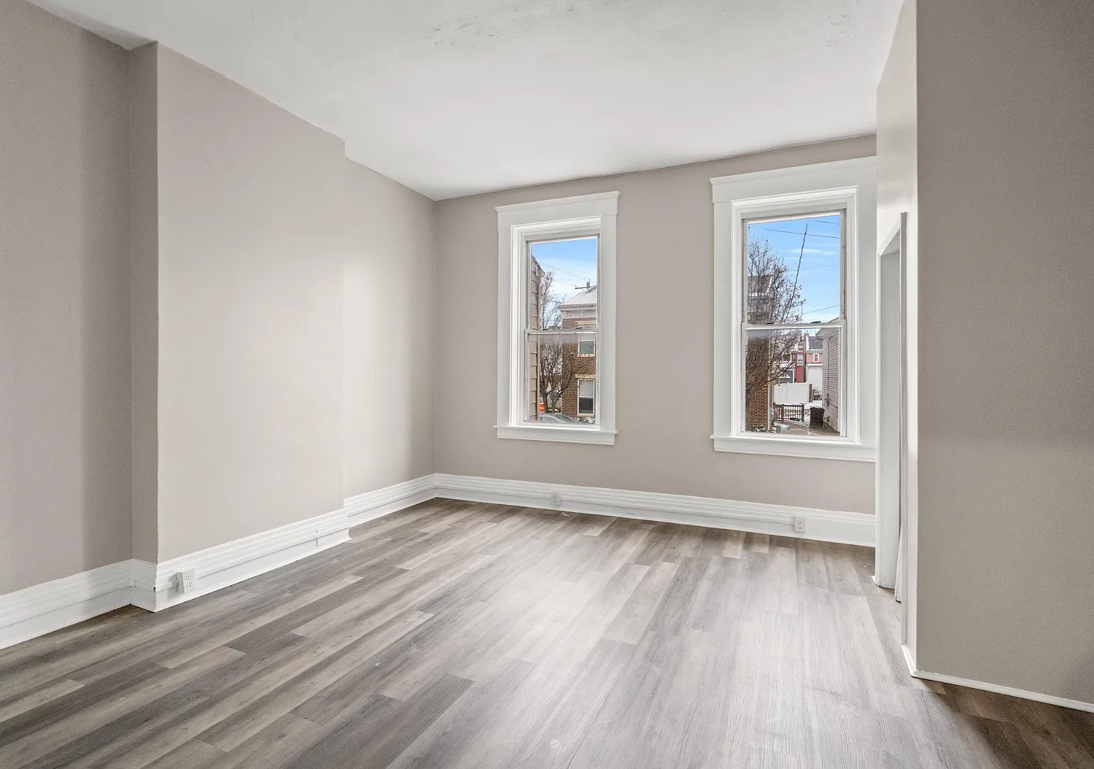336 W 8th St - 336 W - unit 3 — Photo 4