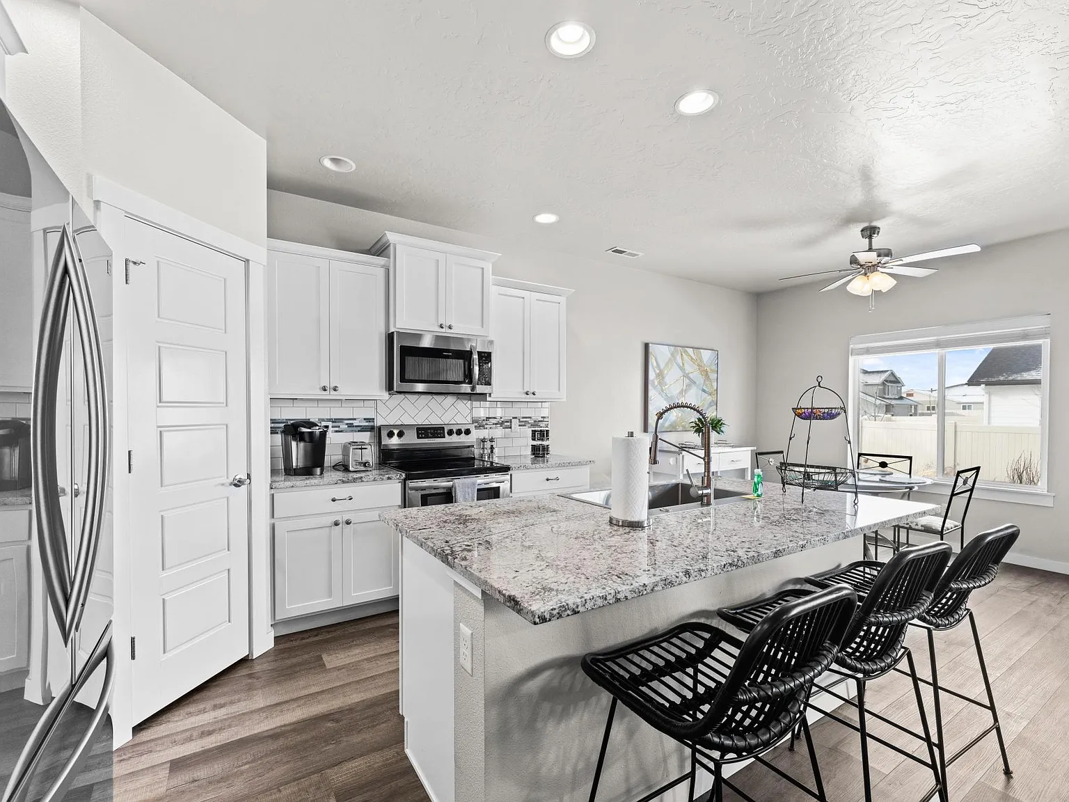 3 bed, 2016 sqft, $3,300 — Photo 1